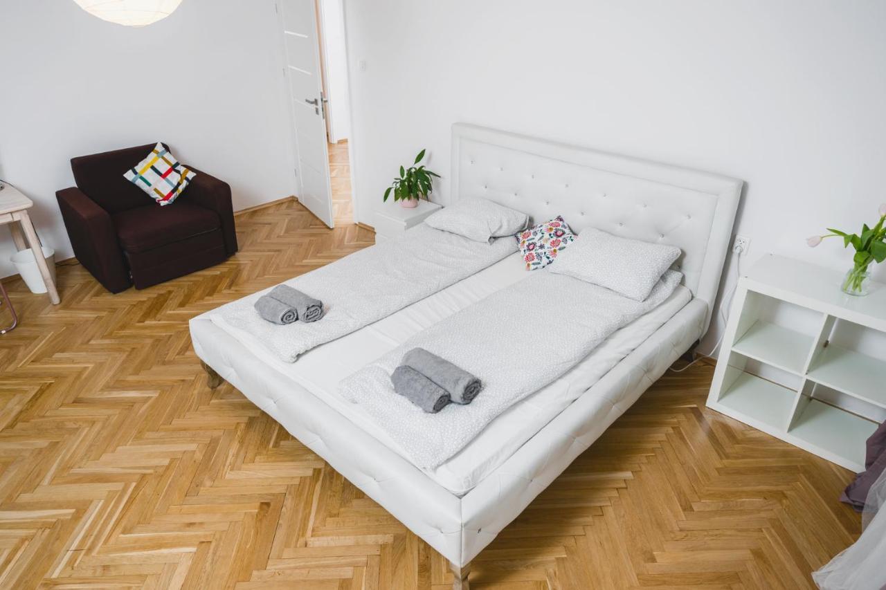 Sunshine Parkside Hideaway - 3 Bedroom - By Upstairs Krakow Exterior photo