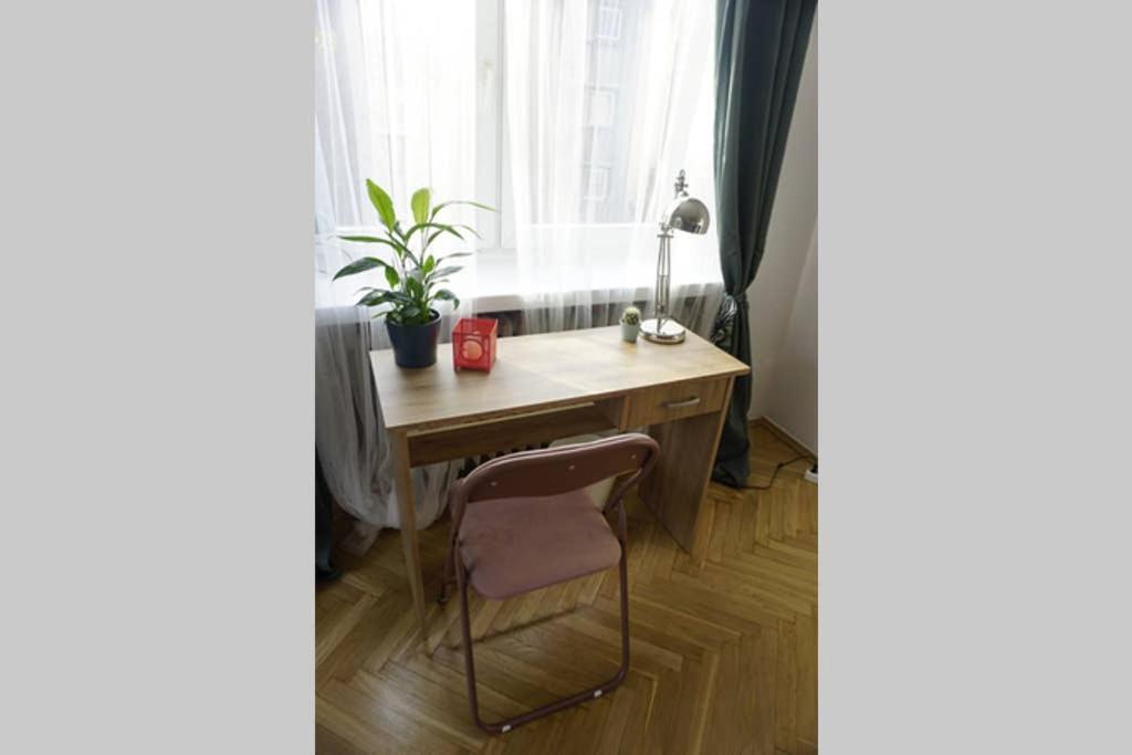 Sunshine Parkside Hideaway - 3 Bedroom - By Upstairs Krakow Exterior photo